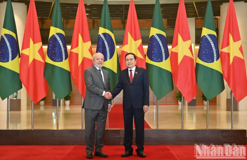 Le président de l'Assemblée nationale du Vietnam, Tran Thanh Man (droite) et le président brésilien Luiz Inácio Lula da Silva. Photo : NDEL.