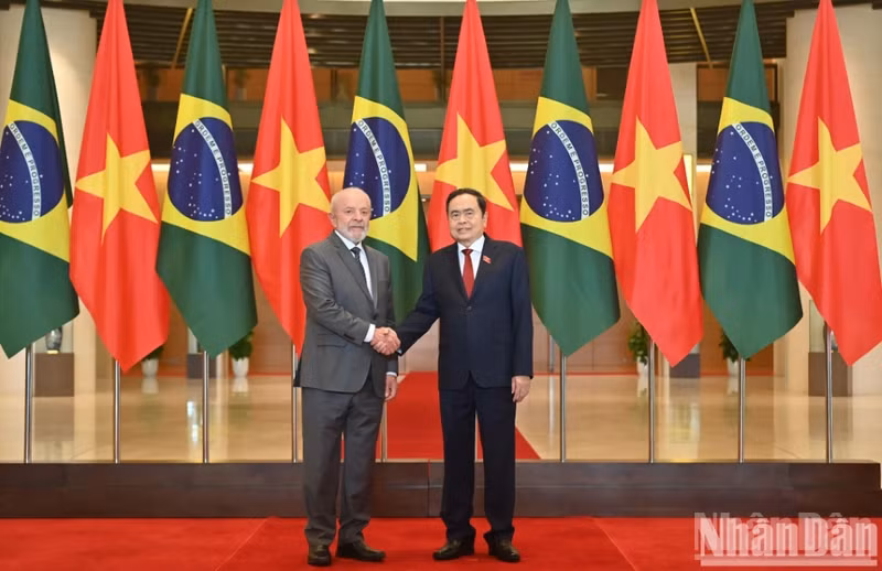 Le président de l'Assemblée nationale du Vietnam, Tran Thanh Man (droite) et le président brésilien Luiz Inácio Lula da Silva. Photo : NDEL.