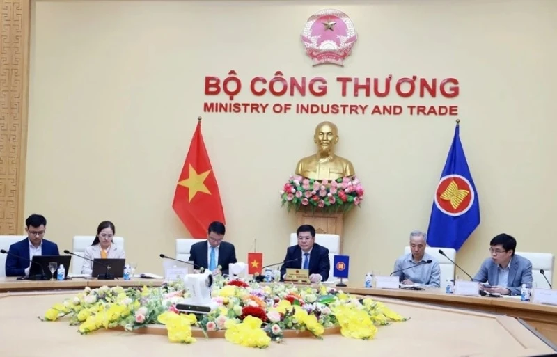 Le ministre vietnamien de l’Industrie et du Commerce, Nguyên Hông Diên (troisième à partir de la droite), participe à la réunion spéciale en ligne des ministres de l’Économie de l’ASEAN. Photo : VNA.