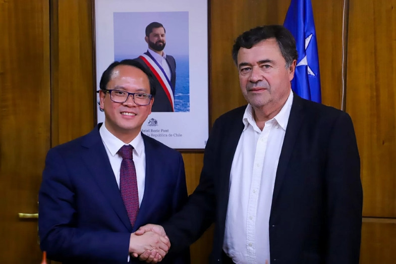 L’ambassadeur du Vietnam, Nguyên Viêt Cuong et le ministre de l’Agriculture, Esteban Valenzuela. Photo : Baoquocte.