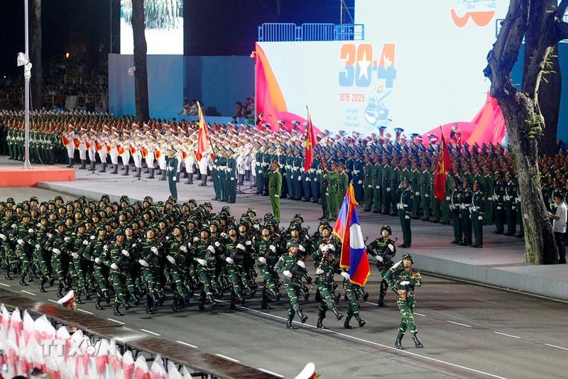 Les forces armées laotiennes participent à la répétition préliminaire pour célébrer le 50e anniversaire de la libération du Sud et la réunification nationale. Photo : VNA.