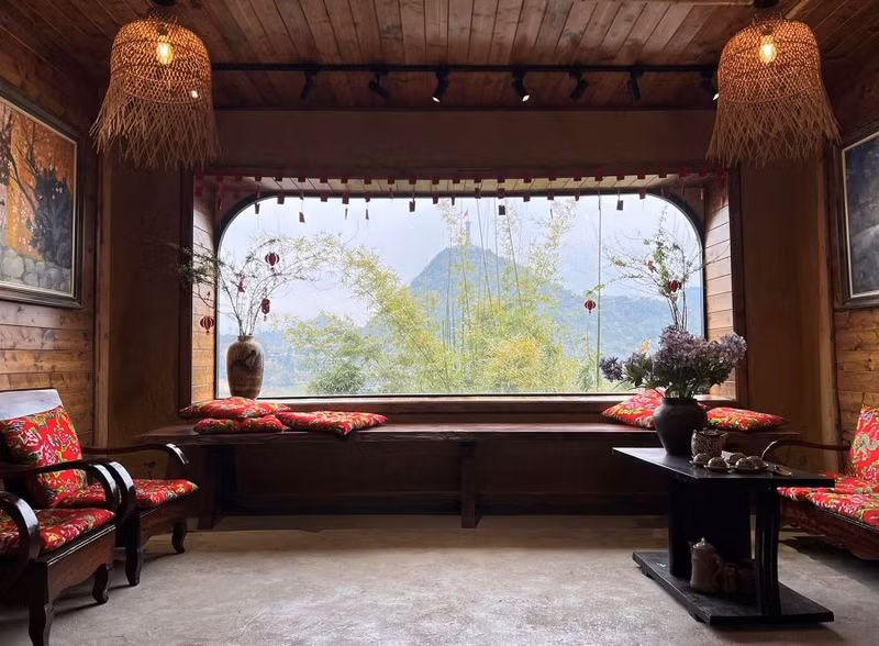 Les services proposés par les homestays du village se sont considérablement améliorés, offrant désormais un confort optimal. La gastronomie locale y est variée et appréciée des visiteurs. Photo : Giang Trịnh.