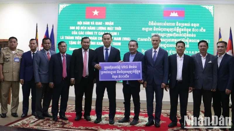 Les dirigeants de la province de Kampong Thom reçoivent symboliquement 500 lampadaires à énergie solaire offerts par le Groupe de l'Industrie du Caoutchouc du Vietnam. Photo : NDEL.