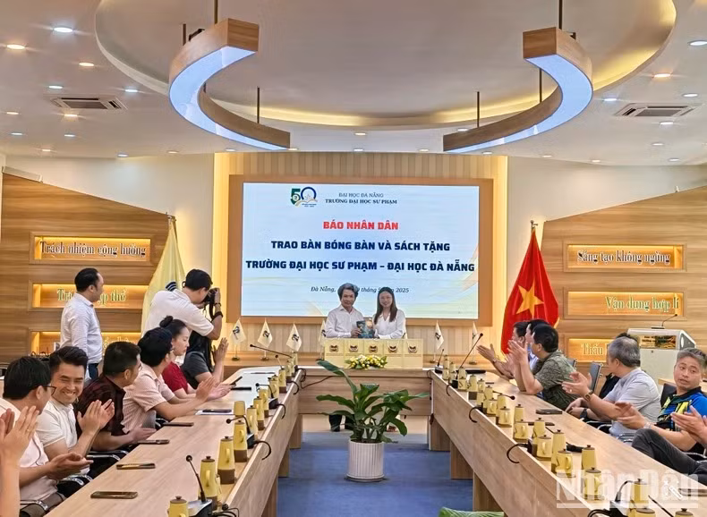 Un représentant de la Société par actions de la culture de la lecture et de l’apprentissage du Vietnam offre des livres à l’Université de pédagogie (Université de Da Nang). Photo : NDEL