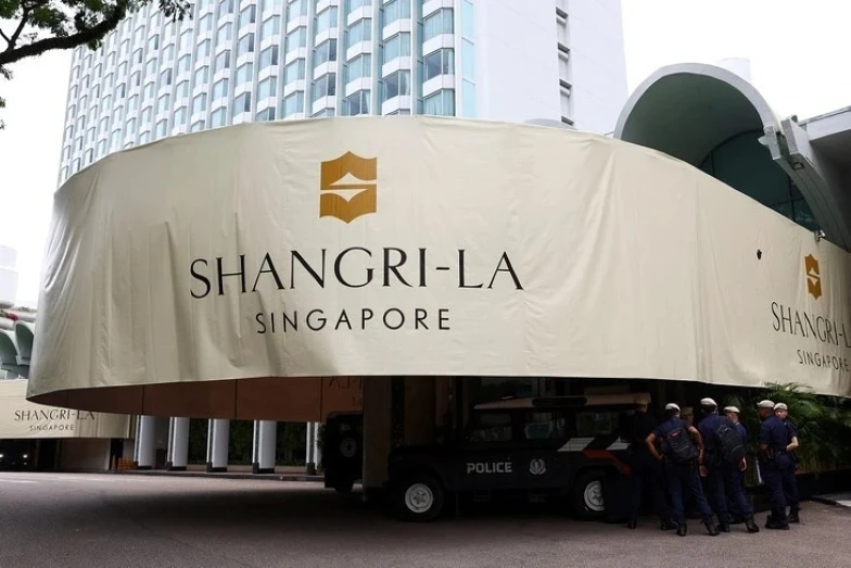 Des policiers assurent la sécurité près de l’entrée de l’hôtel Shangri-La à Singapour, le 30 mai 2025. Photo : Reuters.