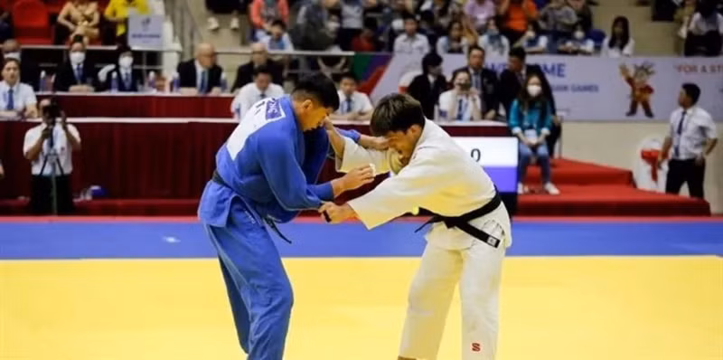 Lê Anh Tài (droite), l’un des champions vietnamiens aux 32es SEA Games, devrait défendre son titre des 90 kg aux 33es Jeux en Thaïlande. Photo : Danviet.vn