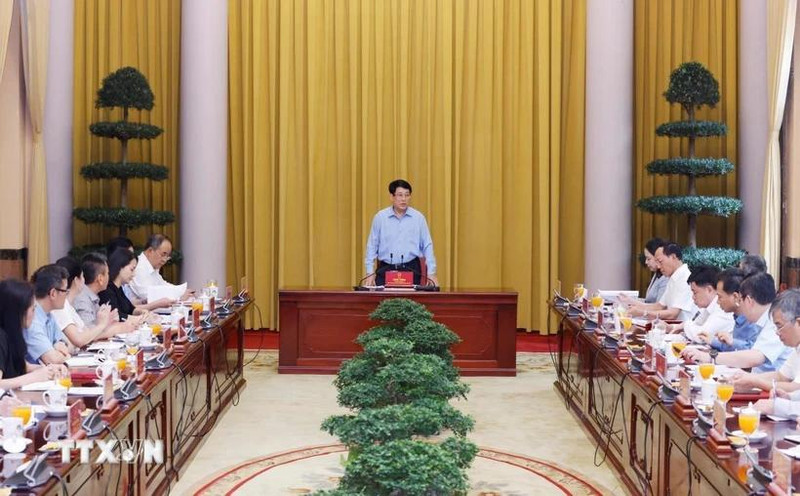 Le président de la République Luong Cuong (au milieu) s'exprime lors de la séance de travail. Photo : VNA.