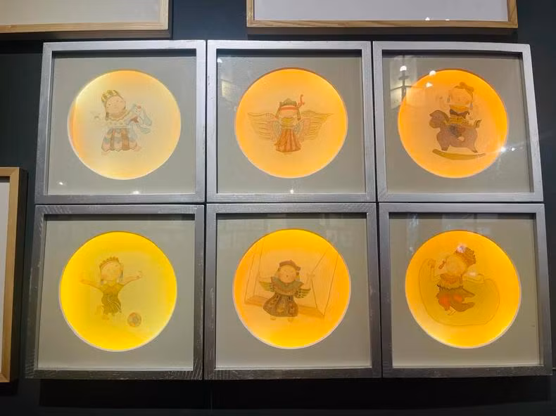 La collection "Tiên nhỏ" (Petite fée) de l’artiste Trân Thi Hôi, qui s’inspire des motifs des maisons communales vietnamiennes des XVIIe et XVIIIe siècles, utilisant l’aquarelle sur soie pour une interprétation délicate et poétique du patrimoine local. Photo: NDEL.