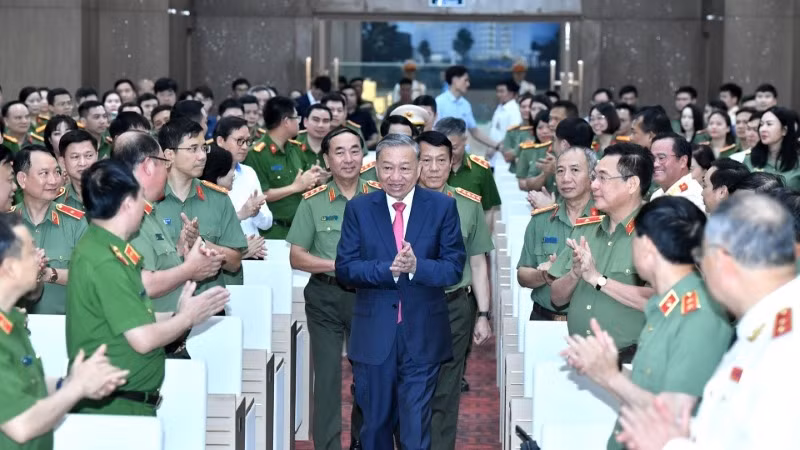 Le secrétaire général du PCV To Lam assiste à la conférence bilan des 10 ans de mise en œuvre de la Directive n° 05 du Bureau Politique et à l’évaluation des résultats de l’application du Règlement n° 09 du Comité centrale du Parti de la Sécurité publique. Photo : NDEL.