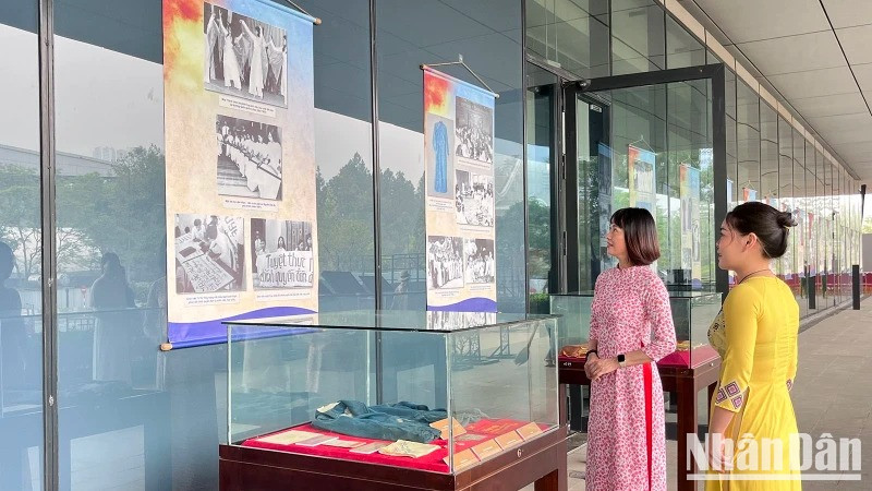 Plus de 100 images, documents et artefacts sont présentés à l’exposition. Photo : Thu Trang.