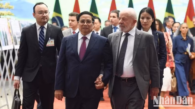 Le Premier ministre Pham Minh Chinh (à gauche) et le président brésilien Luiz Inácio Lula da Silva. Photo : NDEL.