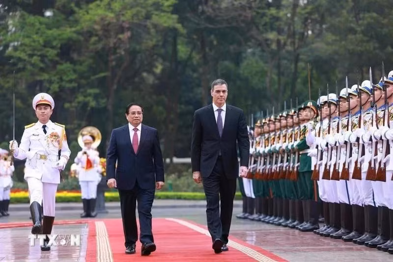 Le Premier ministre vietnamien Pham Minh Chinh (gauche) et son homologue espagnol Pedro Sánchez. Photo : VNA.