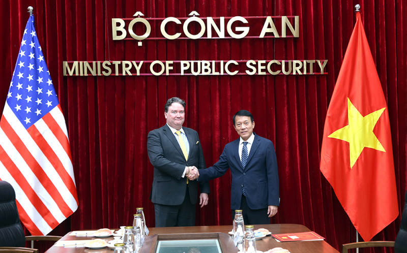 Le ministre Luong Tam Quang et l’ambassadeur Marc Knapper. Photo : CAND.