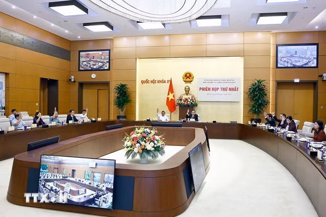 Les membres du Comité d’amendement de la Constitution lors d’un vote lors de la réunion, à Hanoi, le 5 mai. Photo : VNA.