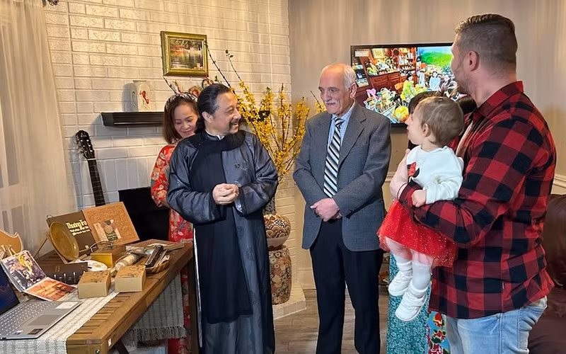 L'artisan Nguyen Ngoc Tuan a récemment lancé sa marque «Song Hi Tea» au Canada. Photo: VNA