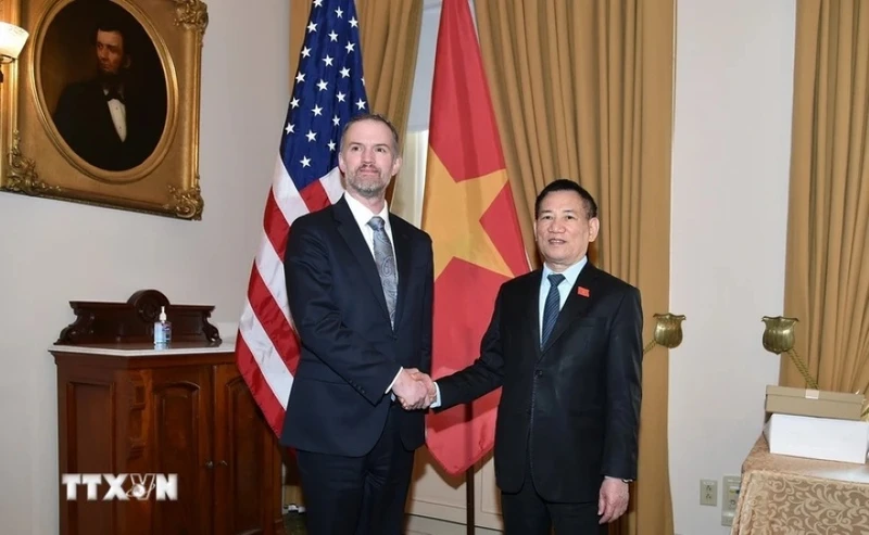 Le vice-Premier ministre Ho Duc Phoc (droite) rencontre le 9 avril 2025 (heure locale), à Washington, le représentant américain au Commerce, Jamieson Greer. Photo : VNA.