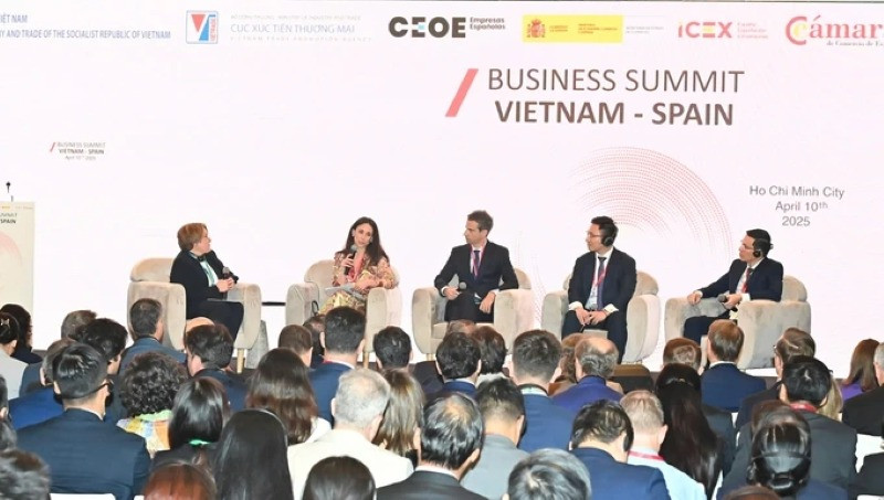 Le Premier ministre espagnol Pedro Sanchez s'exprime lors du Forum d'affaires Vietnam-Espagne. Photo : VNA.