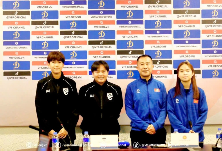 Conférence de presse avant le match amical entre les équipes féminines U17 du Vietnam et de Thaïlande (Photo : VFF)