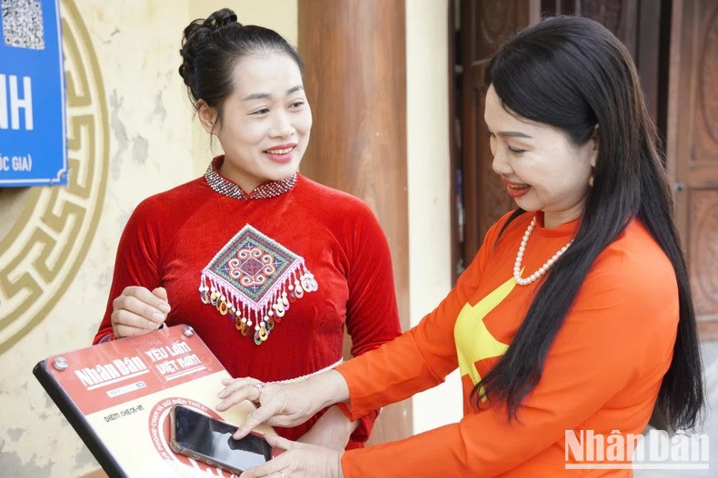 Les touristes apprécient de découvrir la station interactive intelligente du projet « Yêu lắm Việt Nam » à Lang Son. Photo : NDEL.