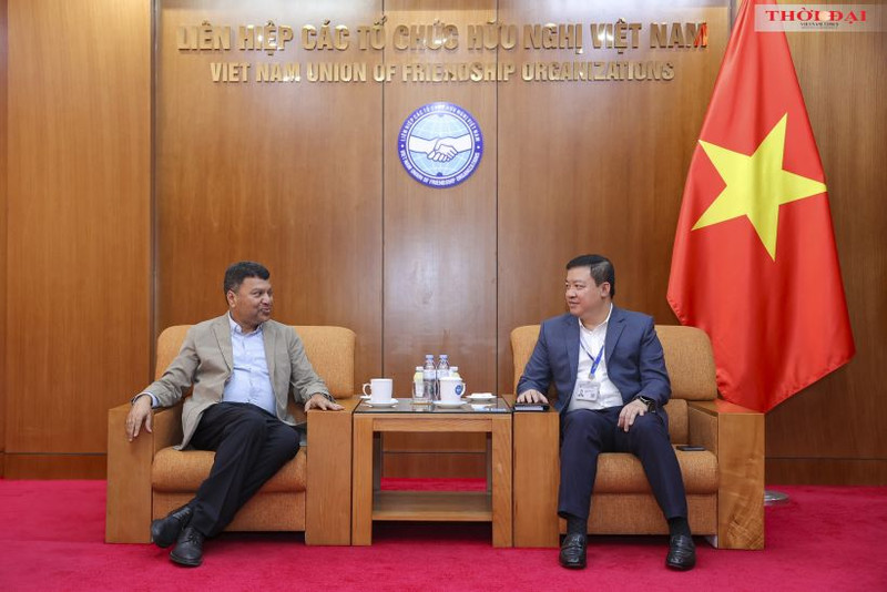 Le vice-président de l’Union des organisations d’amitié du Vietnam Nguyên Ngoc Hung (à droite) a reçu M. Rajeev Kumar, directeur régional de SOS KDI pour l’Asie. Photo : Thoidai.