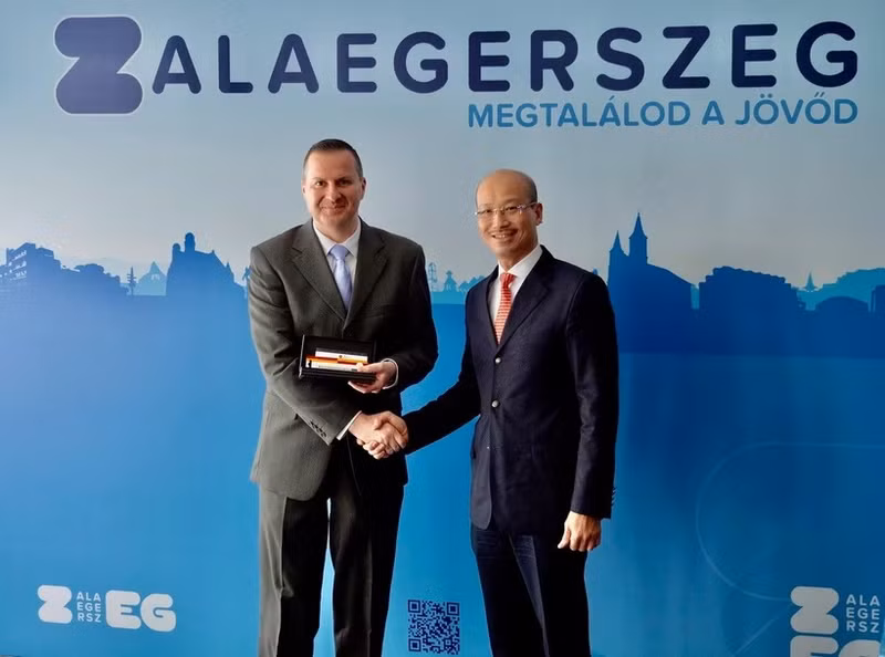 L’ambassadeur du Vietnam en Hongrie, Bui Lê Thai (à gauche) et le maire de la ville de Zalaegerszeg, Zoltán Balaicz. Photo : VNA.