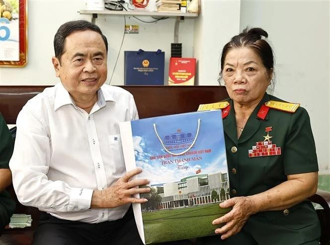 Le président de l’Assemblée nationale a rendu visite et offert des cadeaux à Nguyên Thi Vân, Héroïne des Forces armées. Photo : VNA.