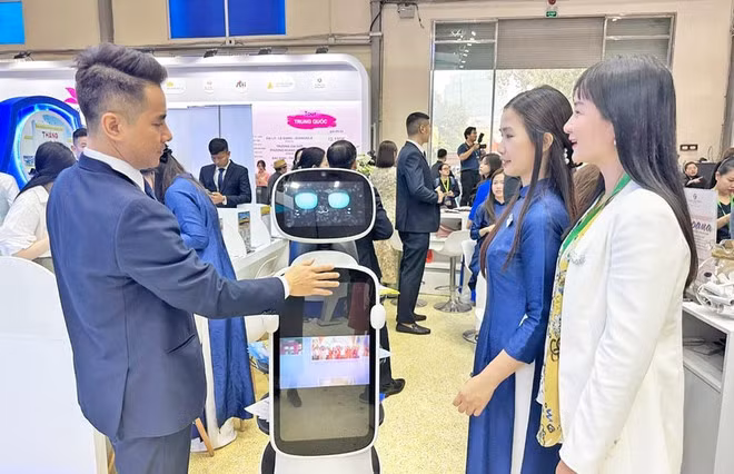 Introduction des robots de service dans l'industrie du tourisme. Photo: hanoimoi.vn