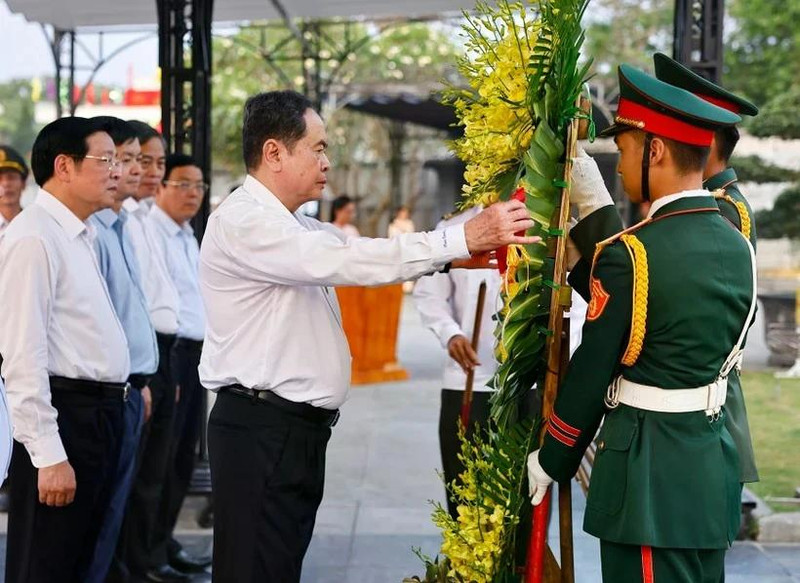 Le président de l'AN, Tran Thanh Man, dépose des fleurs au cimetière des martyrs de la route 9, dans la province de Quang Tri. Photo : VNA.