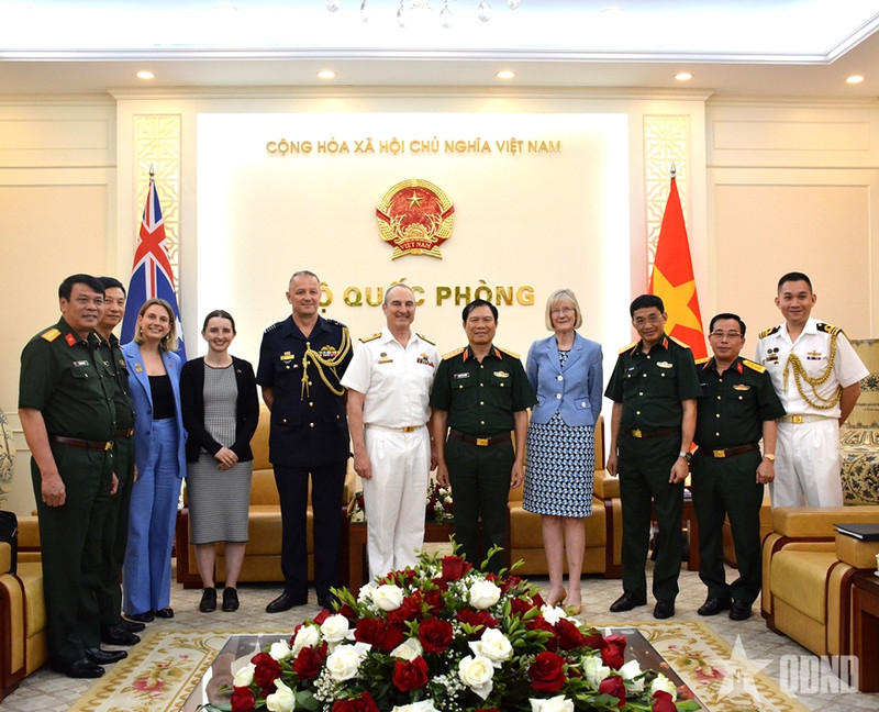 Le général d’armée Nguyễn Tân Cương, l’amiral David Lance Johnston et les délégués lors de la rencontre. Photo: QĐND