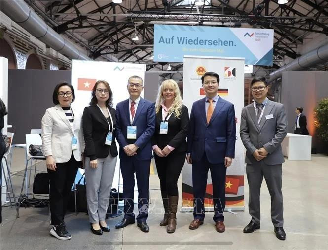 L'ambassadeur du Vietnam en Allemagne Vu Quang Minh (3e de gauche à droite) et des représentants d'entreprises vietnamiennes participant à l'événement. Photo : VNA.
