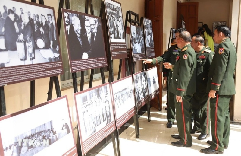 Les représentants du ministère vietnamien de la Défense à l'exposition. Photo : VNA.