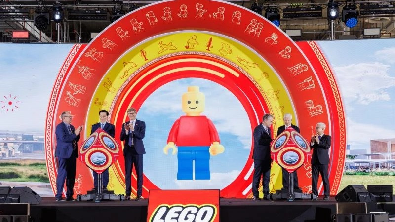 Le vice-Premier ministre Mai Van Chinh et des dirigeants de la province de Binh Duong et de représentants du groupe LEGO, participent à la cérémonie d’inauguration. Photo: NDEL