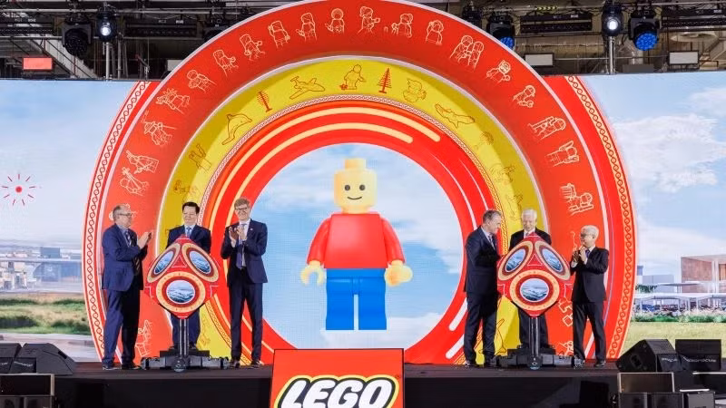 Le vice-Premier ministre Mai Van Chinh et des dirigeants de la province de Binh Duong et de représentants du groupe LEGO, participent à la cérémonie d’inauguration. Photo: NDEL