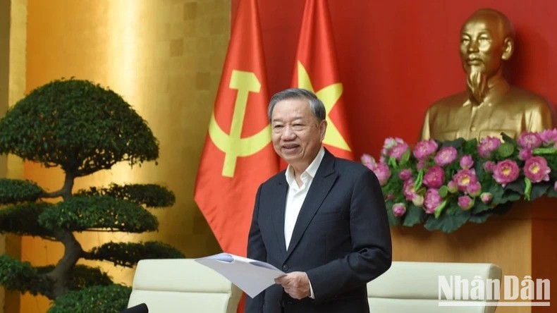 Le secrétaire général du Comité central du Parti communiste du Vietnam (PCV), To Lam, s'exprime lors de la séance de travail. Photo: NDEL.