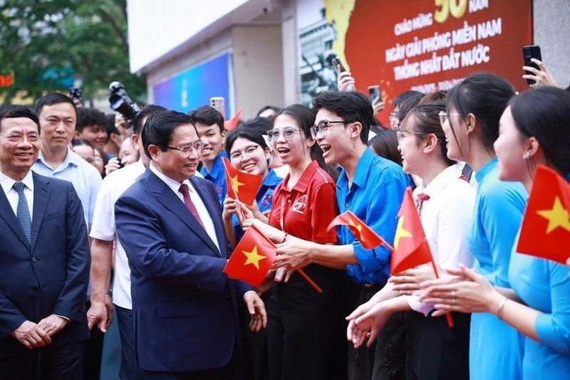 Le Premier ministre vietnamien Pham Minh Chinh avec des étudiants participant à la cérémonie de lancement du mouvement « Tout le pays rivalise dans l'innovation et la transformation numérique » à Hanoi. Photo : VNA.