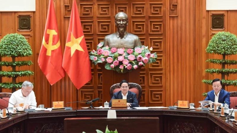 Le Premier ministre vietnamien Pham Minh Chinh (au milieu) lors de la réunion. Photo : NDEL.