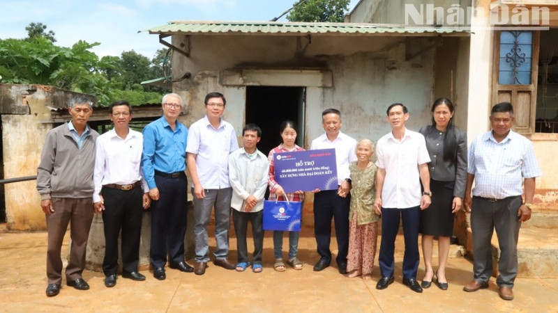 Les dirigeants de la Compagnie d’électricité de Dak Lak et le bureau de représentation du Journal Nhân Dân dans la province de Dak Lak ont remis une aide financière de 60 millions de dôngs au couple Nguyen Huu Dung et Ngo Thi Nhuan pour la construction de leur maison.