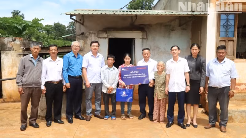 Les dirigeants de la Compagnie d’électricité de Dak Lak et le bureau de représentation du Journal Nhân Dân dans la province de Dak Lak ont remis une aide financière de 60 millions de dôngs au couple Nguyen Huu Dung et Ngo Thi Nhuan pour la construction de leur maison.