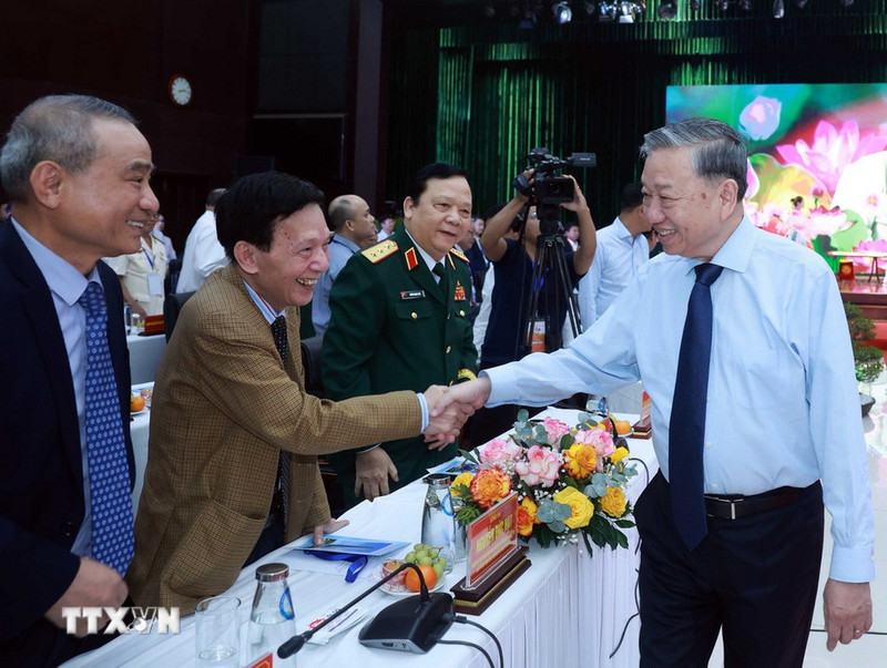Le secrétaire général du Parti communiste du Vietnam, Tô Lâm, rencontre des vétérans de la révolution. Photo : VNA.