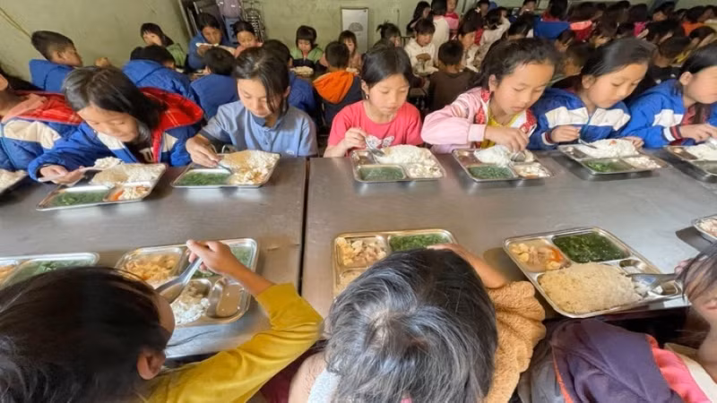 Des repas scolaires nourrissants pour un avenir plus radieux des élèves de Muong Tè. Photo: NDEL