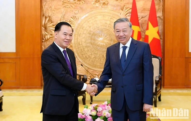 Le secrétaire général du Comité central du Parti communiste du Vietnam (PCV), To Lam (droite) et Thongsalith Mangnomek, secrétaire du Comité central du Parti populaire révolutionnaire lao (PPRL), président du Bureau du Comité central du PPRL. Photo : NDEL.