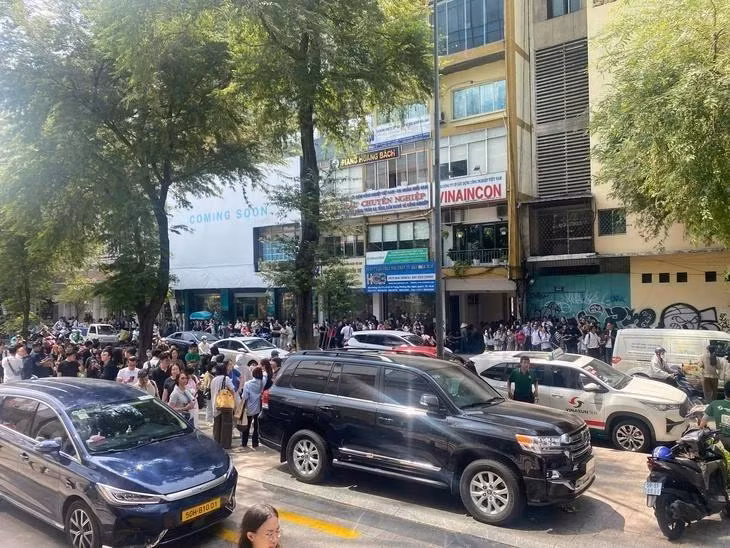 De nombreux bâtiments à Hô Chi Minh-Ville et à Hanoï ont tremblé après un séisme survenu au Myanmar, obligeant les employés des immeubles élevés à courir dehors. Photo : journal Tuoi Tre.
