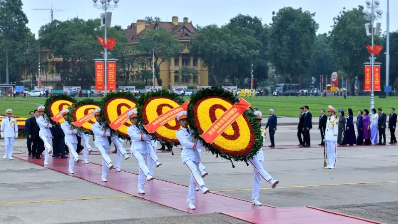 Une délégation de dirigeants du Parti, de l’État, de l’Assemblée nationale, du gouvernement et du Front de la Patrie du Vietnam, est allée rendre hommage le 19 mai au Président Ho Chi Minh en son mausolée, à l’occasion du 135e anniversaire de sa naissance (19 mai). Photo : NDEL.