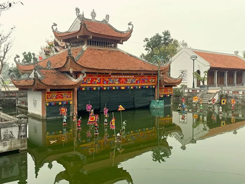 Le pavillon au milieu de l'étang du village - scène de spectacle de marionnettes aquatiques du village Dào Thuc. Photo : baoquocte.
