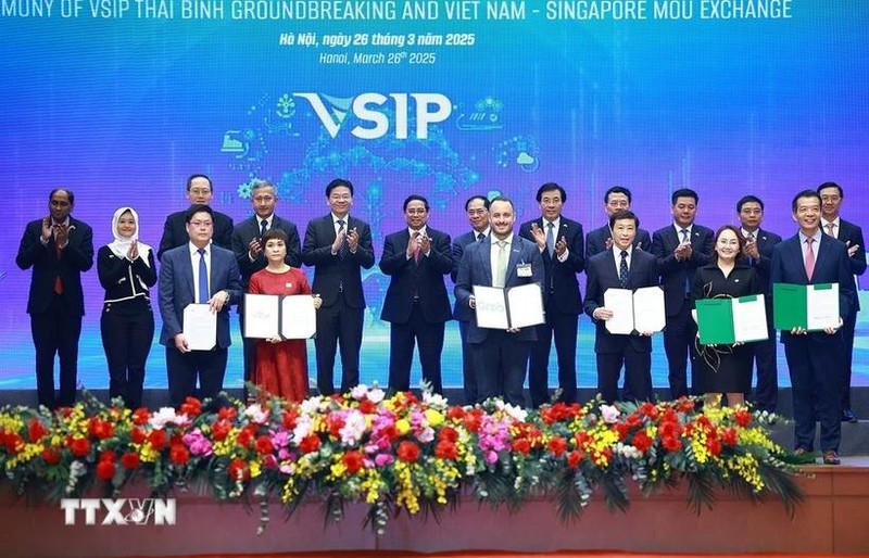 Le Premier ministre Pham Minh Chinh et son homologue singapourien Lawrence Wong assistent à la cérémonie de remise des documents de coopération entre les entreprises vietnamiennes et singapouriennes à Hanoi le 26 mars 2025. Photo: VNA