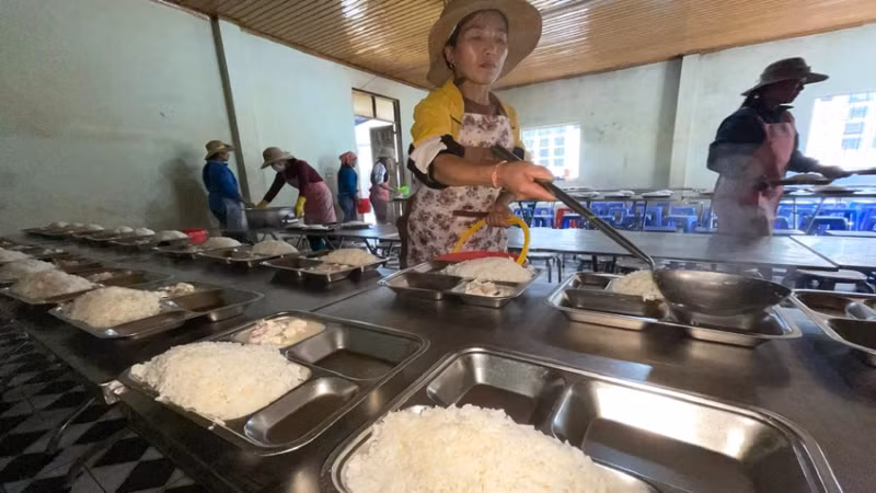 Les repas en semi-internat sont préparés et servis par le personnel de l’école, avec une attention particulière portée à l’hygiène et à la sécurité alimentaire. Les repas en semi-internat sont préparés et servis par le personnel de l’école, avec une attention particulière portée à l’hygiène et à la sécurité alimentaire.