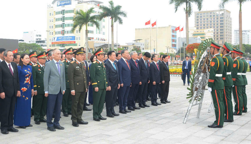 Le secrétaire général du PCV, Tô Lâm offre de l'encens aux martyrs héroïques sur un site commémoratif de la ville de Da Nang. Photo : NLD.