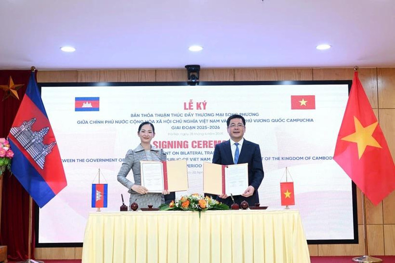 Signature d’un accord sur le renforcement du commerce Vietnam-Cambodge pour 2025-2026. Photo : VNA.