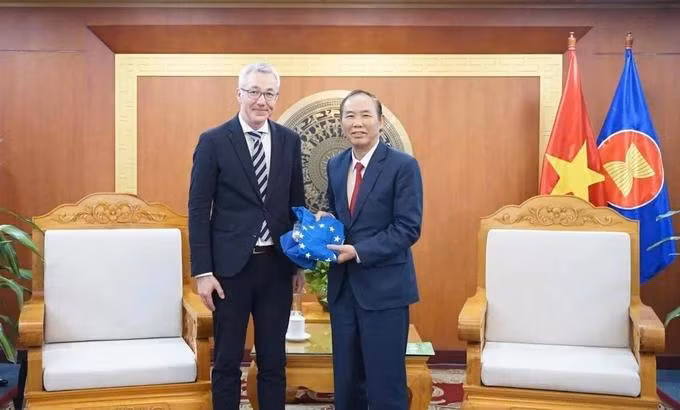 Le vice-ministre de l'Agriculture et de l'Environnement Phung Duc Tien (à droite) et le président de l'EFPRA lors d'une rencontre de travail tenue le 17 mars à Hanoi. Photo : baonongnghiep Le vice-ministre de l'Agriculture et de l'Environnement Phung Duc Tien (à droite) et le président de l'EFPRA lors d'une rencontre de travail tenue le 17 mars à Hanoi. Photo : baonongnghiep