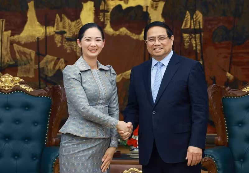 Le Premier ministre Pham Minh Chinh et Cham Nimul, ministre du Commerce du Cambodge. Photo : VNA.
